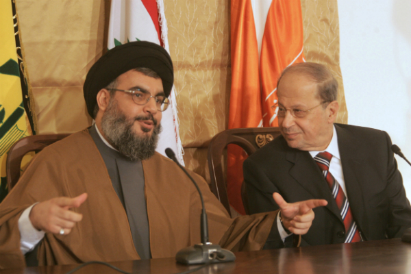 A gauche, Hassan Nasrallah ; à droite, Michel Aoun